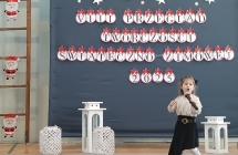 dziewczynka z grupy I spiewa