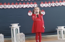 dziewczynka z grupy VIII spiewa