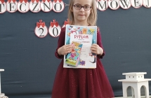 dziewczynka z grupy VI otrzymuje dyplom