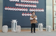 chlopiec spiewa piosenki