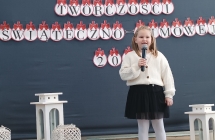 dziewczynka z grupy IXspiewa kolede