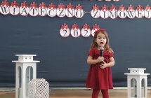 dziewczynka z grupy IV spiewa