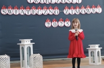 dziewczynka z grupy IV spiewa kolede