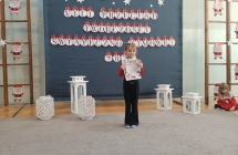 dziewczynka z grupy VIII otrzymuje dyplom