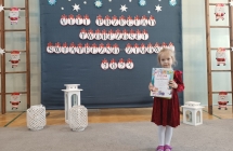 dziewczynka trzyma dyplom grupa III