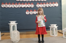 dziewczynka z grupy IV trzyma dyplom