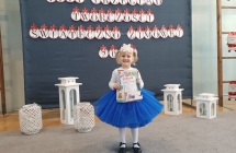 dziewczynka z grupy II trzyma dyplom