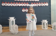 dziweczynka z grupy V z dyplomem