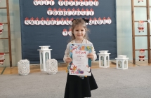 dziewczynka z grupy I z dyplomem