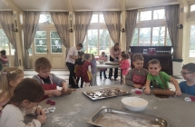 Dzieci walkuja ciasto