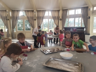 Dzieci walkuja ciasto