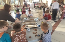 Dzieci dekoruja pierniczki (2)