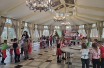 Dzieci ugniataja cisto