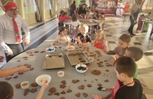 Dzieci ozdabiaja pierniczki (2)