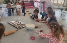 Dzieci ugniataja ciasto (2)