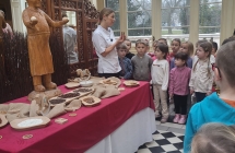 Dzieci zapoznaja sie z przepisem na pierniczki