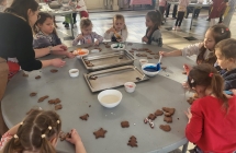 Dzieci ozdabiaja pierniczki