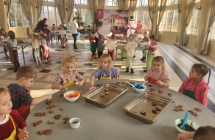 Dzieci dekoruja pierniczki (4)