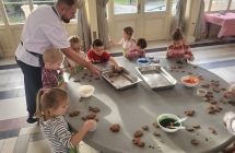 Dzieci dekoruja pierniczki