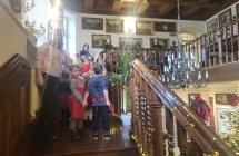 Dzieci zwiedzaja palac