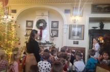 Dzieci zwiedzaja palac (1)