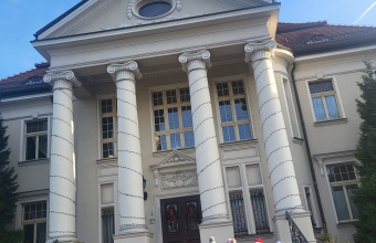 zdjecie grupowe przed Palacem Tlokinia