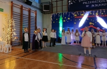 Dziewczynka spiewa piosenke.