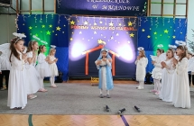 Aniolki spiewaja kolede.