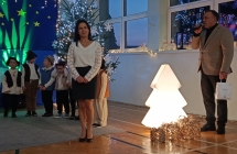 Pani dyrektor przyjmuje  zyczenia od goscia.