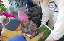 5. Dzieci dotykaj¦u mchu.