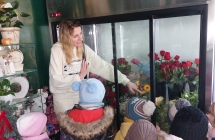 7. Dzieci ogl¦udaj¦u kwiaty ci¦Öte w ch+eodni.