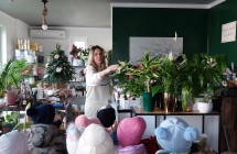 1. Dzieci ogl¦udaj¦u ro+Tliny w kwiaciarni.