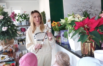 8. Pani pokazuje dzieciom ga+e¦uzk¦Ö bawe+eny.