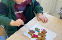 Dzieci dekoruj¦u pierniczki.