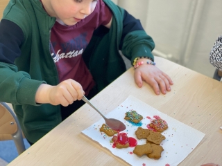 Dzieci dekoruj¦u pierniczki.