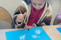 Dzieci maluj¦u gwiazdki.