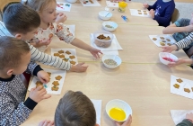 Dzieci robi¦u lukier.