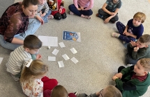 Dzieci rozwi¦uzuj¦u zagadki.