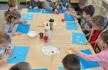 Dzieci wykonuj¦u prac¦Ö plastyczn¦u z soli kuchennej.