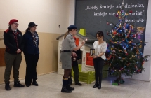 Przekazanie swiatelka przez harcerzy.