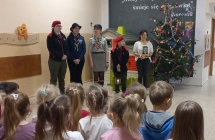 Pani dyrektor wita harcerzy w przedszkolu.