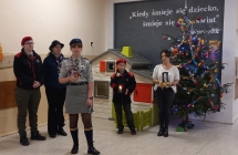 Harcerze opowiadaja przedszkolakom o Swiatelku Betlejemskim.