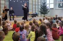 Muzyk podczas prezentacji instrumentu.