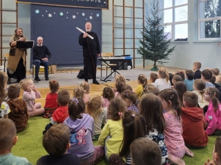 Muzyk podczas prezentacji instrumentu.