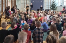 Muzycy koncertuja dla przedszkolakow.