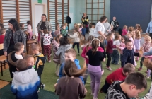 Przedszkolaki tancza polke.