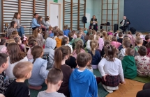 Dzieci sluchaja muzykow.