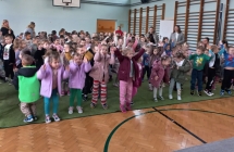 Przedszkolaki rytmicznie podskakuja.