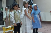 Dzieci spiewaja piosenke.