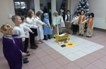 Przedszkolaki podczas spiewu koledy.